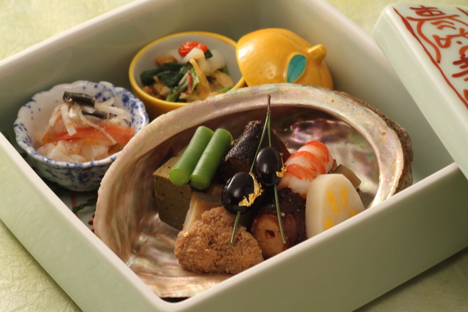 前菜(陶箱)　：　アワビ殻と柚子猪口盛り